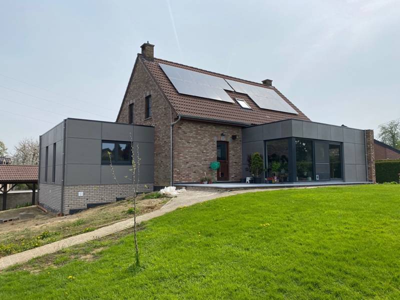 Extension d'une maison unifamiliale, bardage en panneaux fibre-ciment