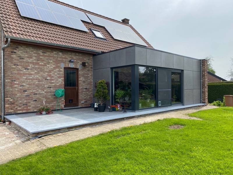 Extension d'une maison unifamiliale, bardage en panneaux fibre-ciment (3) Extension d'une maison unifamiliale, bardage en panneaux fibre-ciment (3)