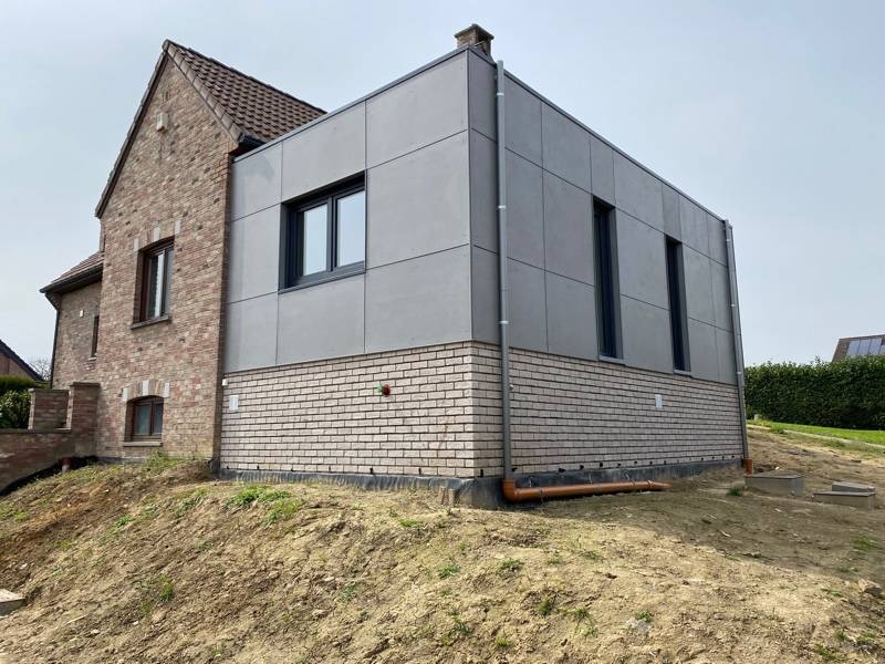 Extension d'une maison unifamiliale, bardage en panneaux fibre-ciment (4) Extension d'une maison unifamiliale, bardage en panneaux fibre-ciment (4)