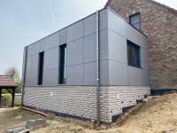 Extension d'une maison unifamiliale, bardage en panneaux fibre-ciment (1) Extension d'une maison unifamiliale, bardage en panneaux fibre-ciment (1)