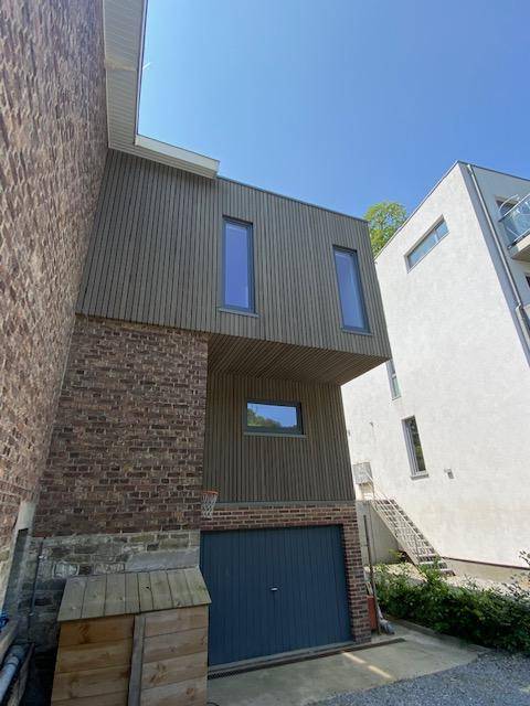 Extension - rehaussement en structure et bardage bois d'une maison unifamiliale dans la région de Mery